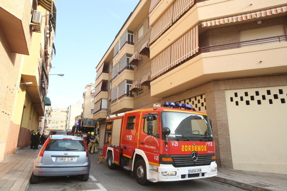 Los bomberos extinguen un incendio de un ático en Alicante