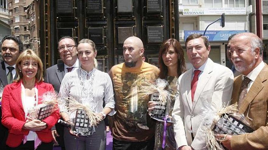 Maseda, Miró, Garrigós, Castedo, Ferrando, Lorente, Flores y Valor, ayer, ante la escultura.