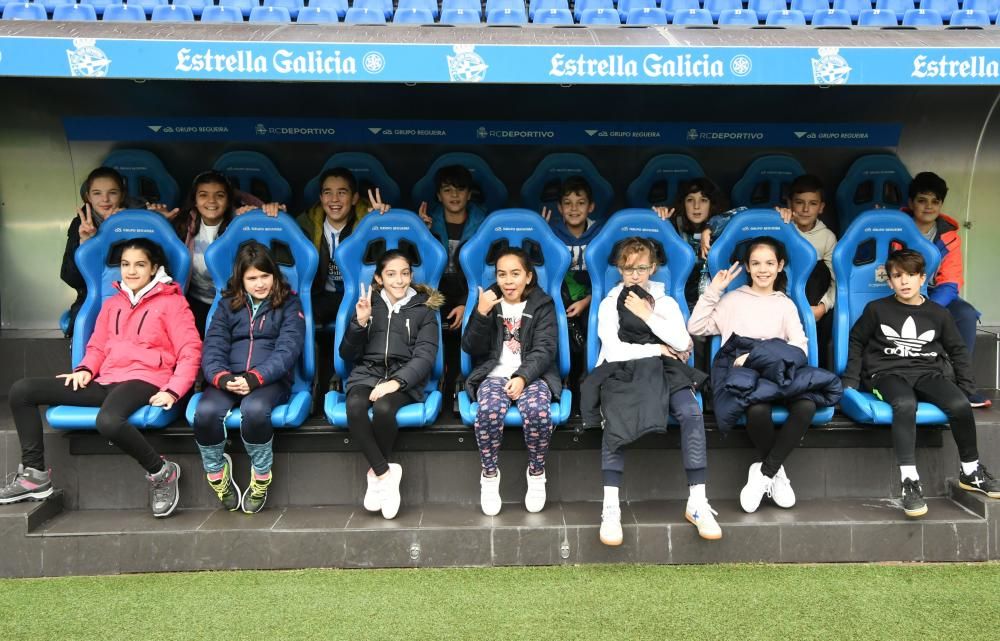 Los estudiantes han realizado un recorrido por los rincones del estadio de Riazor - Han conocido a los jugadores Martí Vilà, del Fabril, y Silvia y Cris, del Dépor Abanca