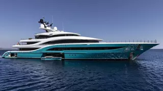 Atraca en Ibiza el yate de lujo de un multimillonario propietario de una conocida bebida