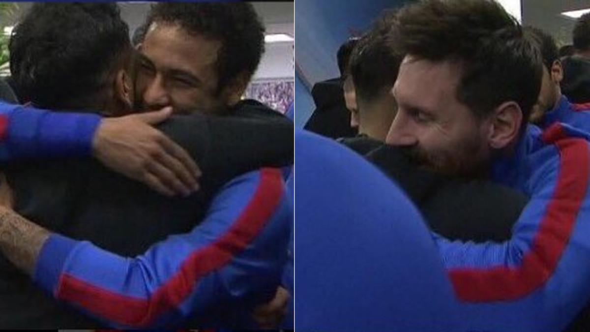 Alves se abraza a sus ex compañeros en el túnel de salida al campo