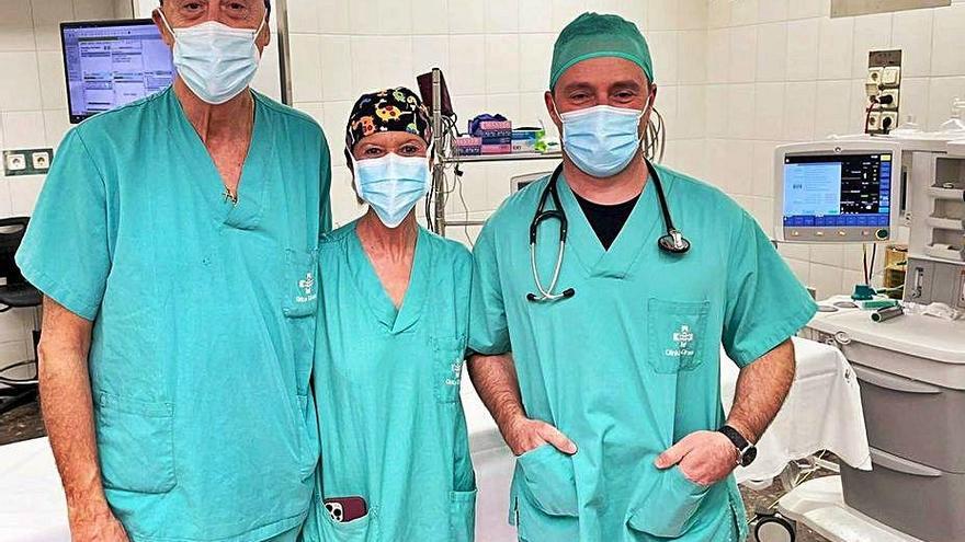 Els doctors Comas, Aguilar i González, encarregats de la innovadora teràpia.