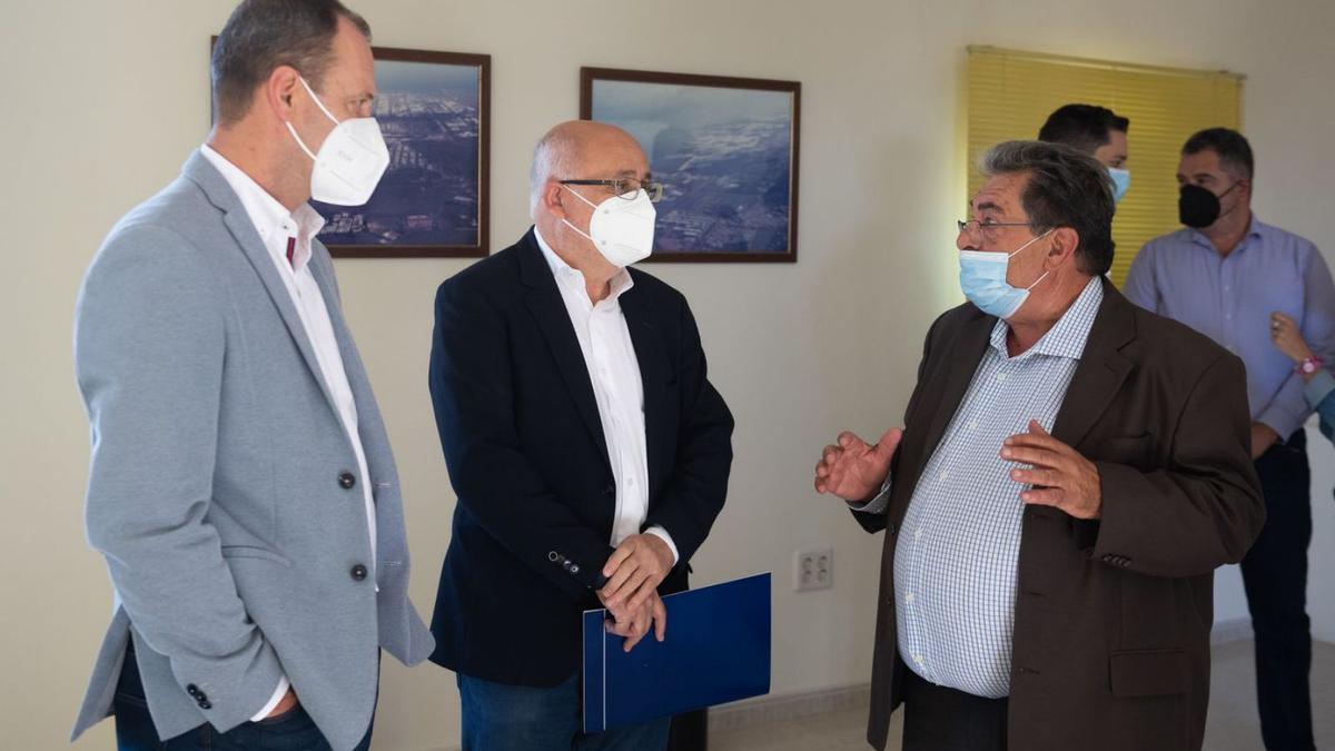 Óscar Hernández, alcalde de Agüimes -izquierda-, junto a Antonio Morales -centro- y Juan Acosta, presidente de Ecoaga.  | | LP/DLP