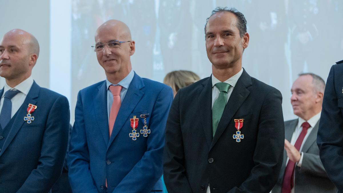 Dos médicos de Quirónsalud Málaga, los doctores César Ramírez y Luis Ayala, reciben la Medalla de Oro de la Cruz Azul de Emergencias