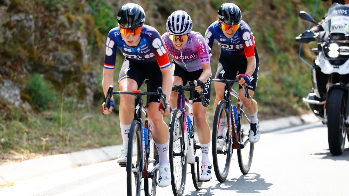 Ane Santesteban, entre Vollering y Chabbey, en la primera etapa de la Volta.