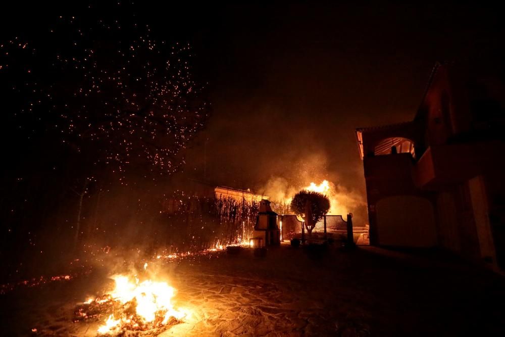 Desalojan a centenares de personas en Xàbia por un incendio que avanza sin control