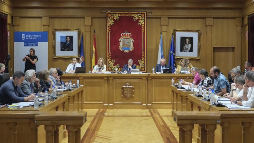 Vista del pleno ordinario de mayo, celebrado ayer, en la Diputación de Ourense. | Roi Cruz