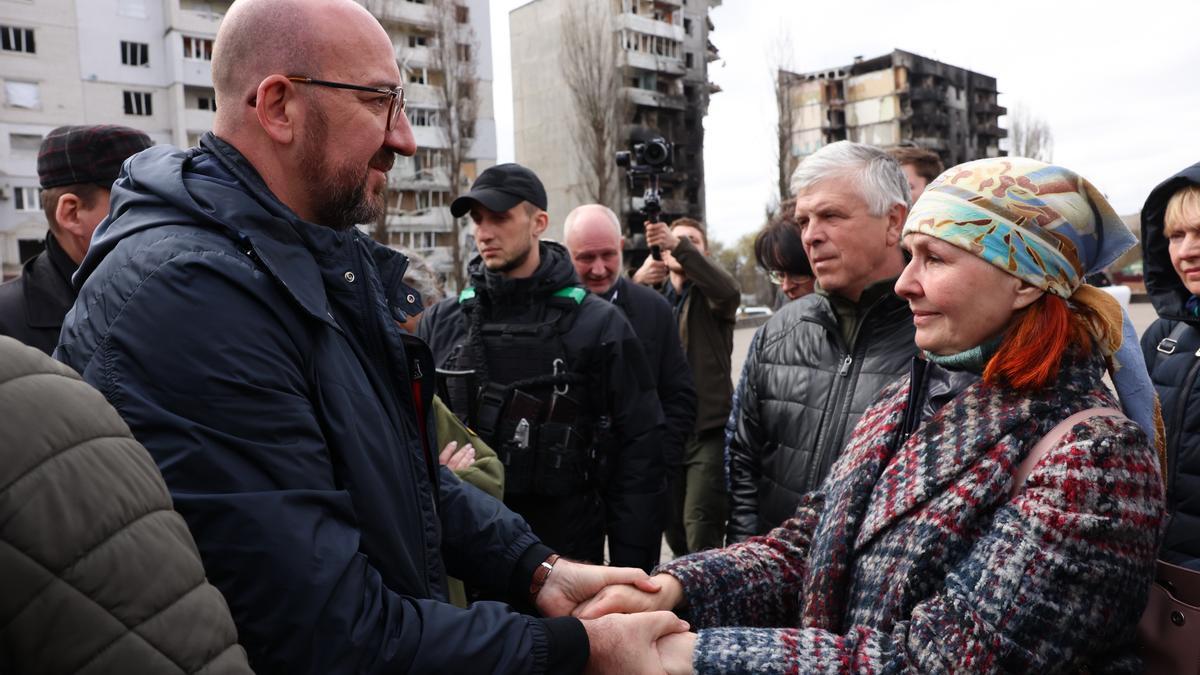 El presidente del Consejo Europeo, Charles Michel, saluda a una habitante de Borodyanka durante su visita, este miércoles.