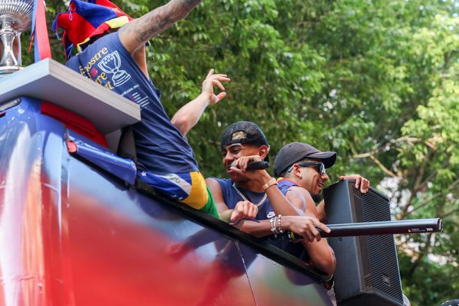 ¡De locos! Las mejores imágenes de una ciudad entregada al Barça