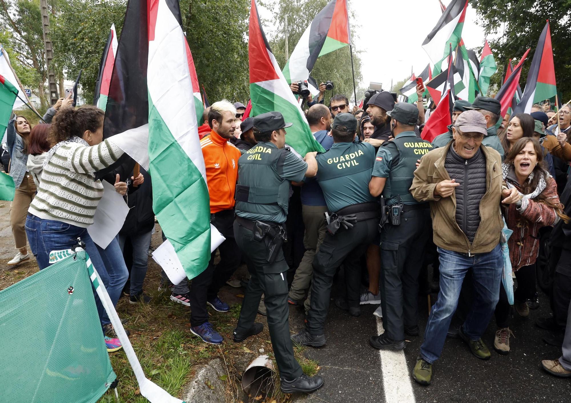 Concentraciones contra el equipo de Israel por el genocidio en Gaza durante el paso de La Vuelta por Pontevedra