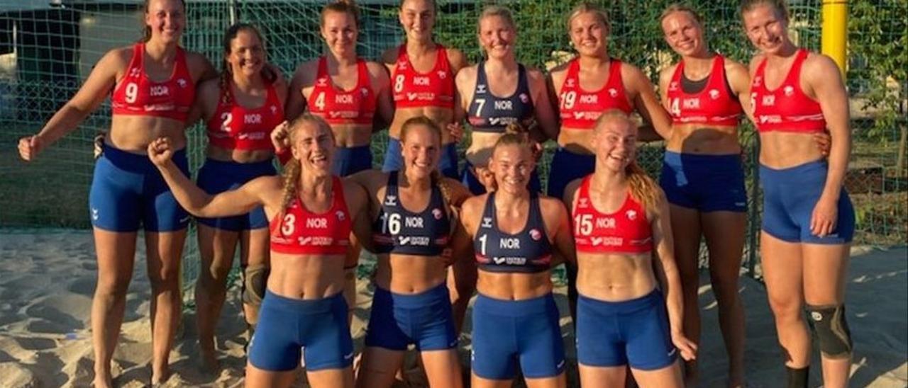 La selección Noruega de balonmano playa, con mallas.