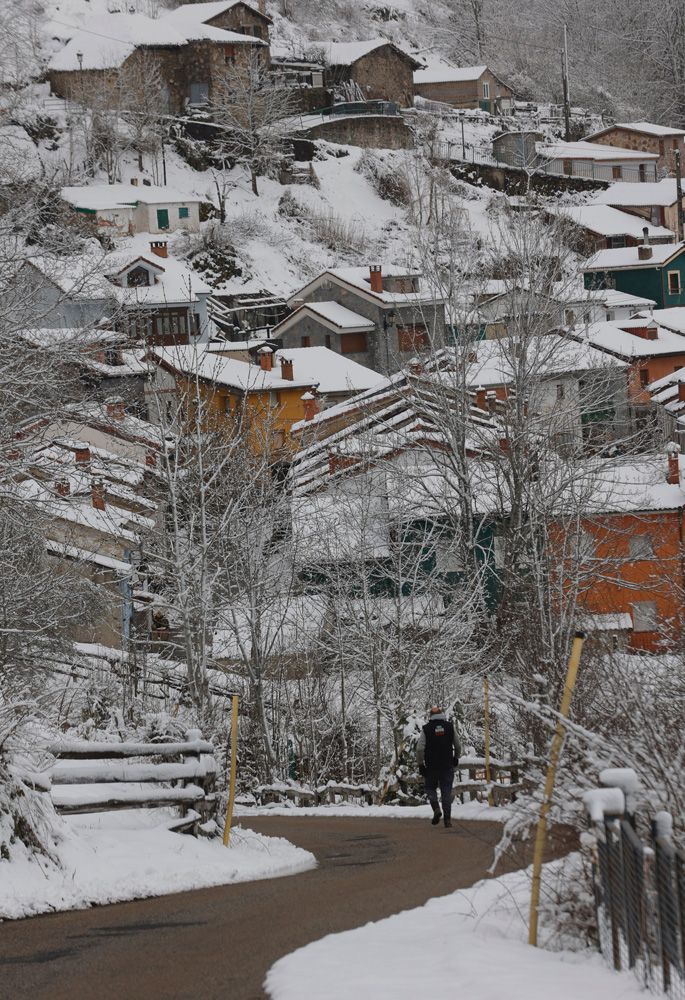 EN IMÁGENES: Asturias se enfrenta a un temporal de frío y nieve en abril