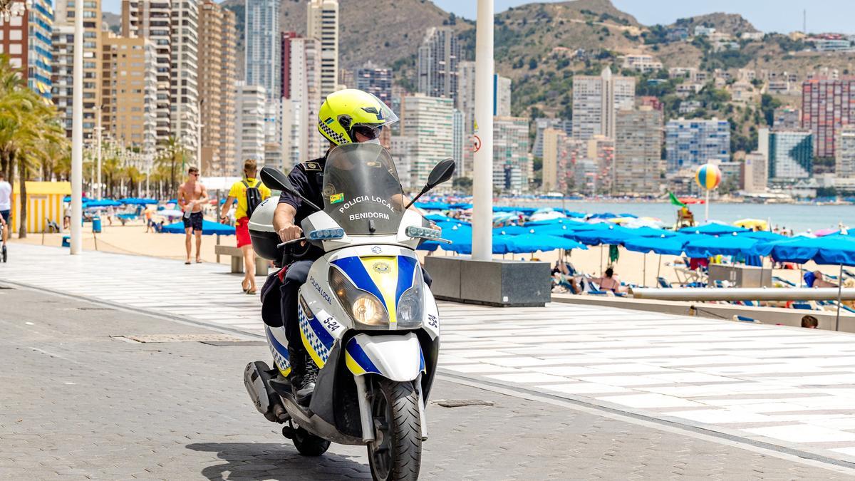 Un policía local patrulla por la playa de Levante de Benidorm el verano pasado cuando la ciudad tuvo un &quot;censo&quot; medio de 350.000 vecinos al día