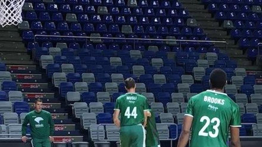 Nemanja Nedovic observa un entrenamiento de sus compañeros