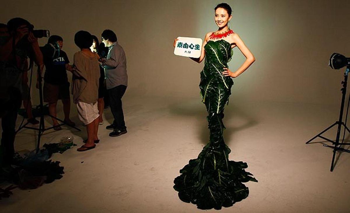 L’actriu xinesa Gao Yuanyuan posa aquest dimecres amb un vestit compost d’enciams i cols en una festa de l’organització vegetariana PETA. L’objectiu és animar la gent a consumir més vegetals i menjar menys carn. Al cartell s’hi pot llegir: ’’Una dieta vegetariana comença des del cor’’. El consum de carn a la Xina s’ha quadruplicat els últims 40 anys. De mitjana, cada persona menja 55 quilograms de carn a l’any.