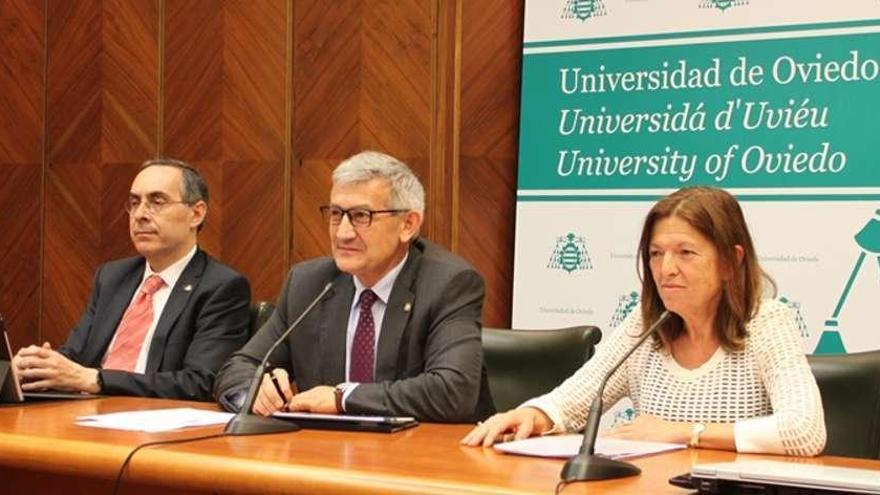 De izquierda a derecha, el vicerrector de Organización Académica, Juan José del Coz; el rector, Santiago García Granda, y la vicerrectora de Estudiantes, Elisa Miguélez, ayer en la rueda de prensa tras el Consejo de Gobierno.