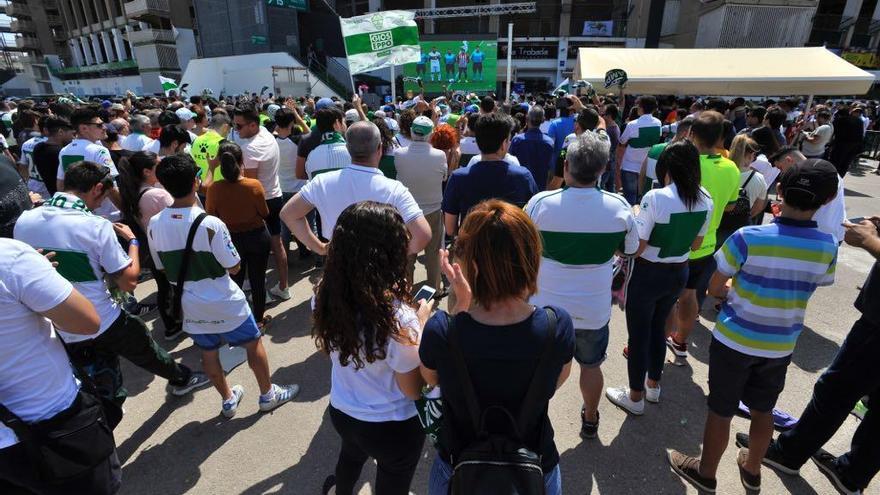 La afición del Elche CF ruge viendo el partido en pantalla gigante en el Martínez Valero