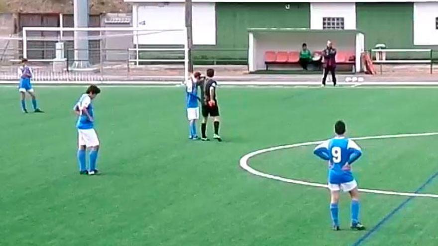 El árbitro consuela a un jugador del Urraca B en un momento en el que perdían 7-1