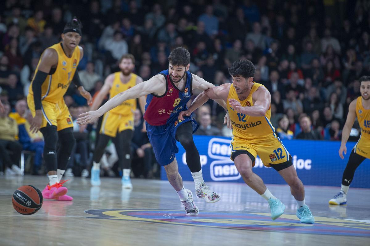 Brizuela y Blatt persiguen el balón durante el partido de Euroliga de baloncesto entre el Fc Barcelona y el Maccabi Tel Aviv en el Palau Blaugrana.