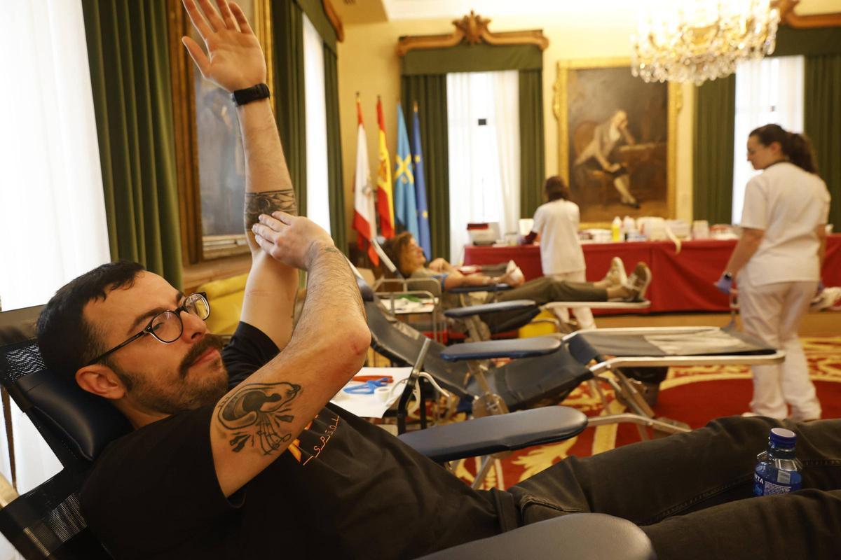 Un donante en la jornada de ayer en el Ayuntamiento.
