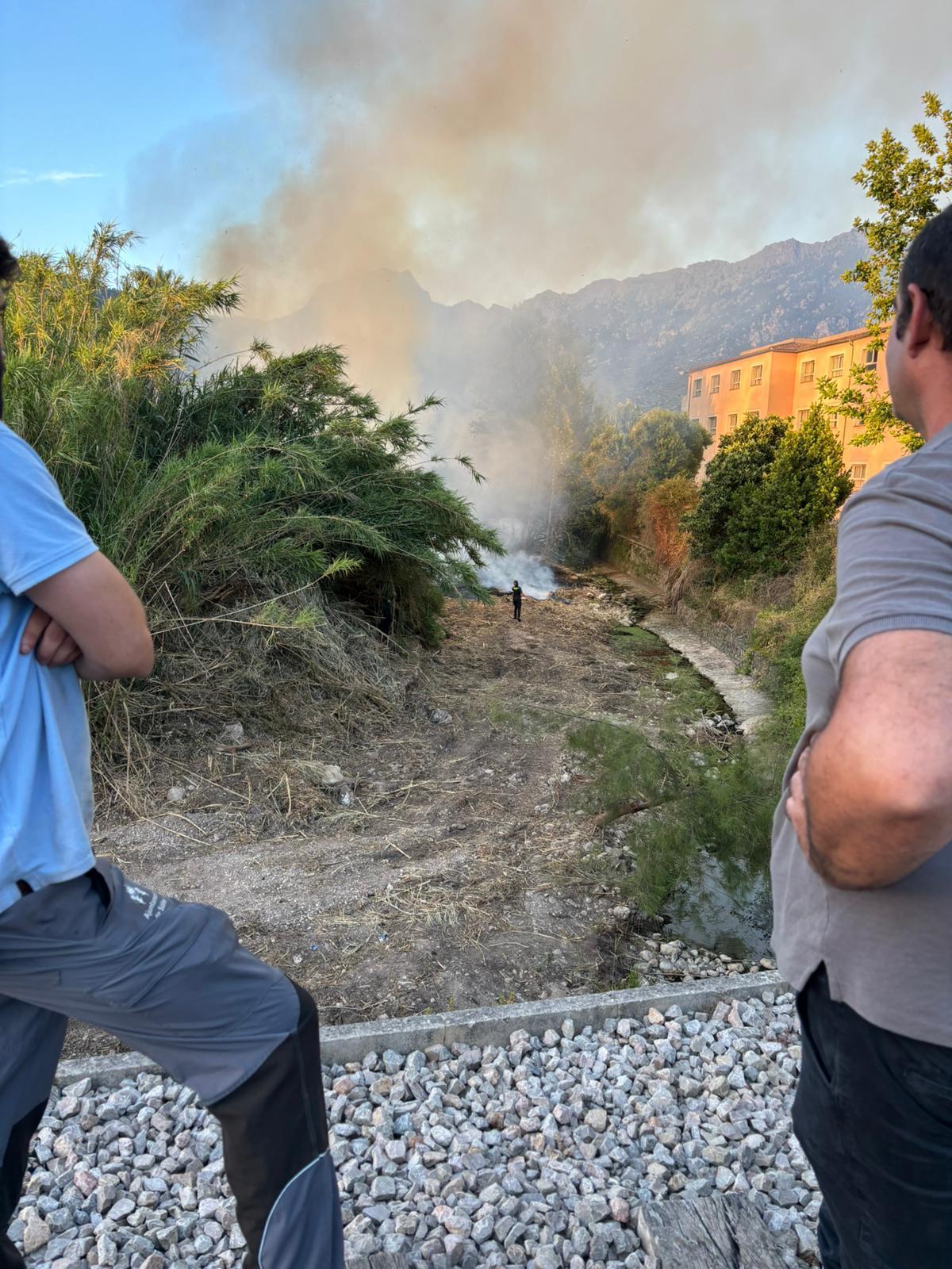 Alarma por un gran incendio en Sóller junto a la residencia de ancianos