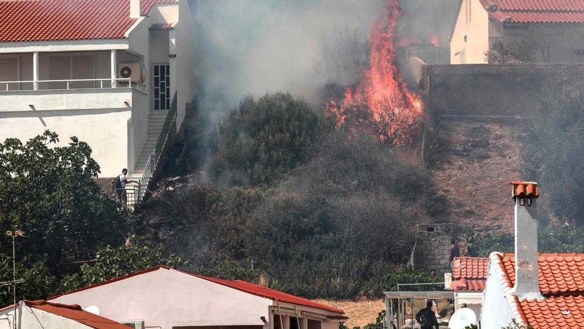 Centenars de turistes evacuats de l’illa grega de Lesbos per un incendi Centenars de turistes evacuats de l’illa grega de Lesbos per un incendi
