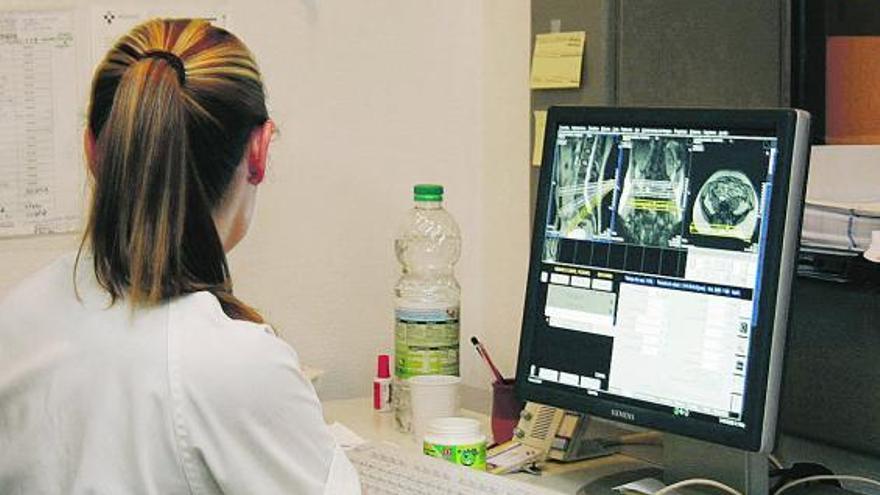 Una profesional del hospital Valle del Nalón consulta los resultados de una prueba radiológica en el ordenador.