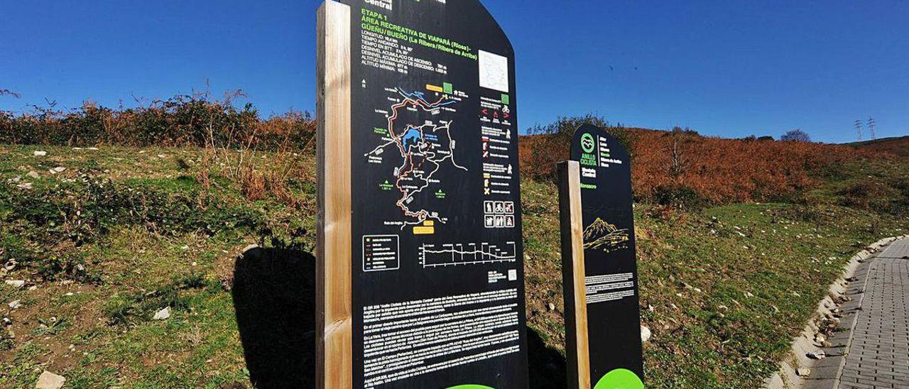 Carteles del &quot;anillo ciclista&quot; en el Angliru.