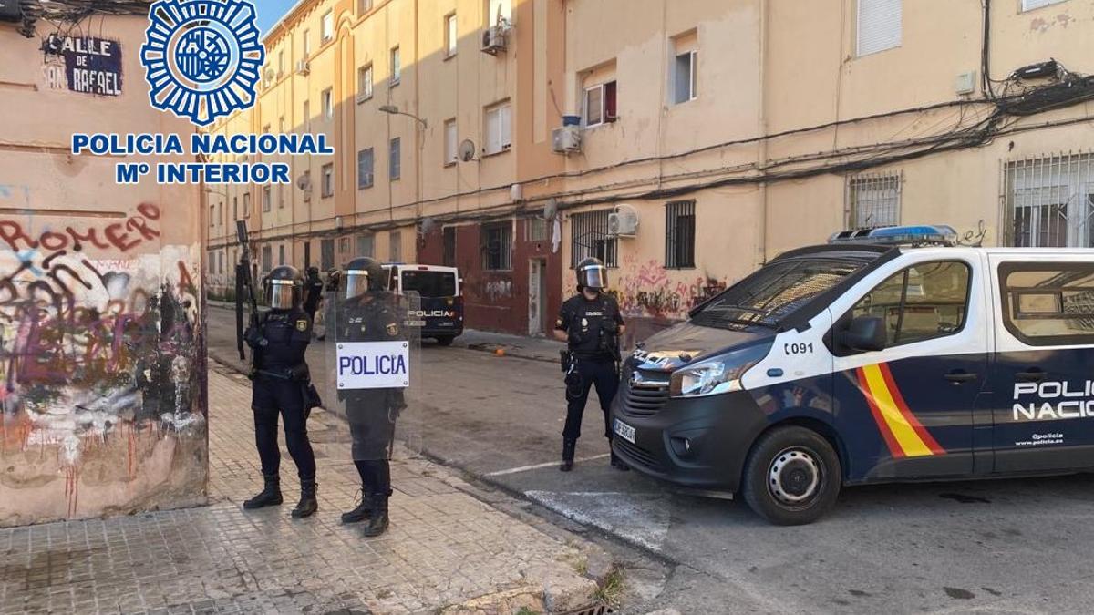 Agentes de la Policía Nacional durante los registros en las Casitas Rosa