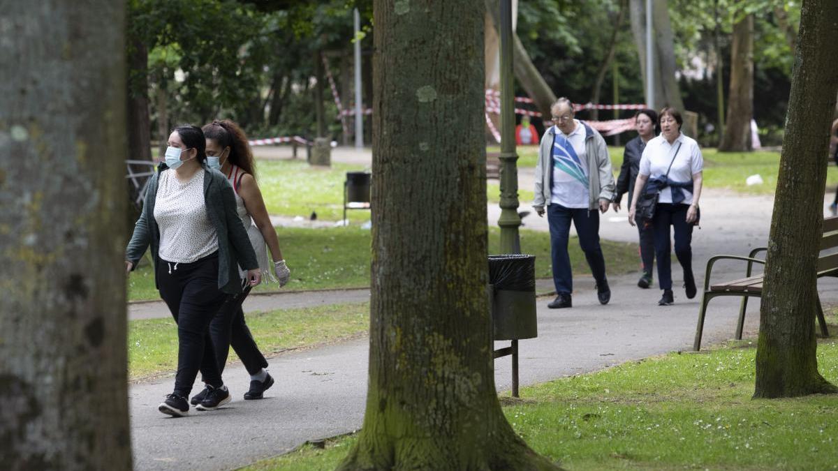 Denuncian a un menor por circular en patinete a gran velocidad por el parque Ferrera