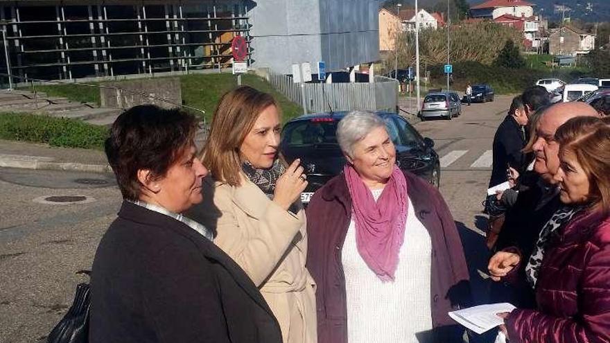 Elena Muñoz, en el centro, durante la visita a Teis. // FdV