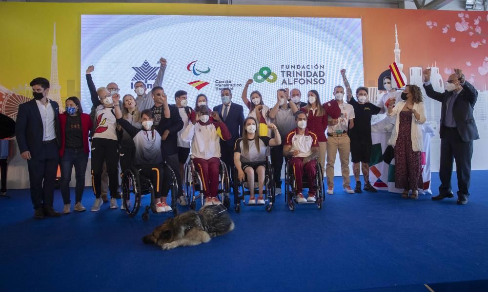 Antonio Orozco canta en la presentación de la vestimenta del Equipo Paralímpico Español en La Marina de Valencia