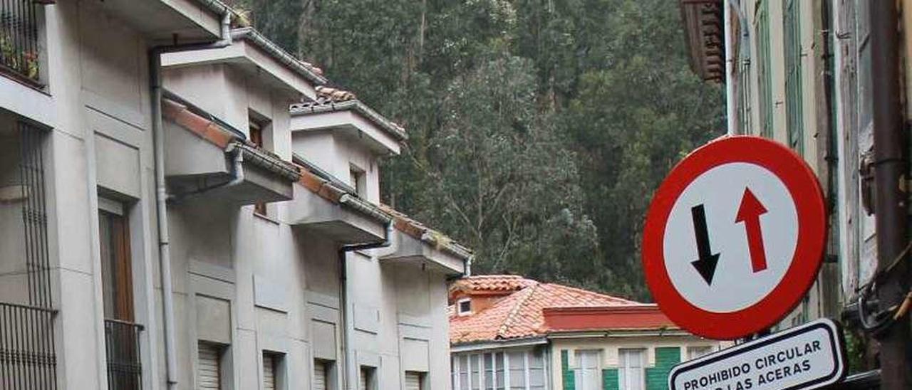 La nueva señal que prohíbe subirse a las aceras en Cudillero.