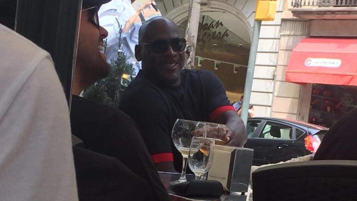 Michael Jordan, sonriente en una terraza de la Rambla de Catalunya.