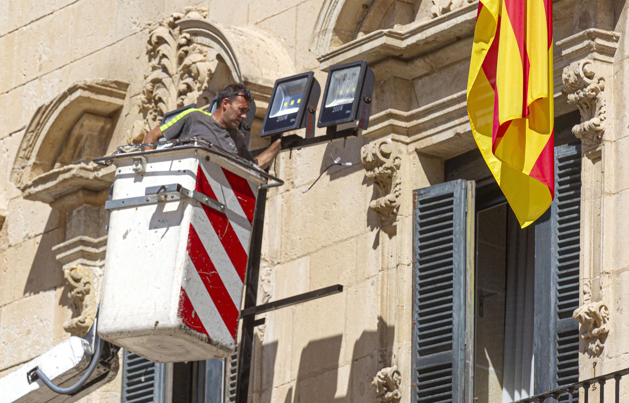 Instalación de luces de Hogueras en la plaza del Ayuntamiento