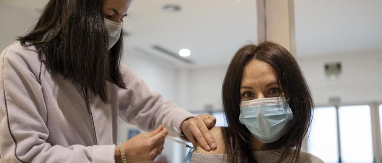 Una mujer recibe la tercera dosis de la vacuna, ayer en Expourense.   | // BRAIS LORENZO