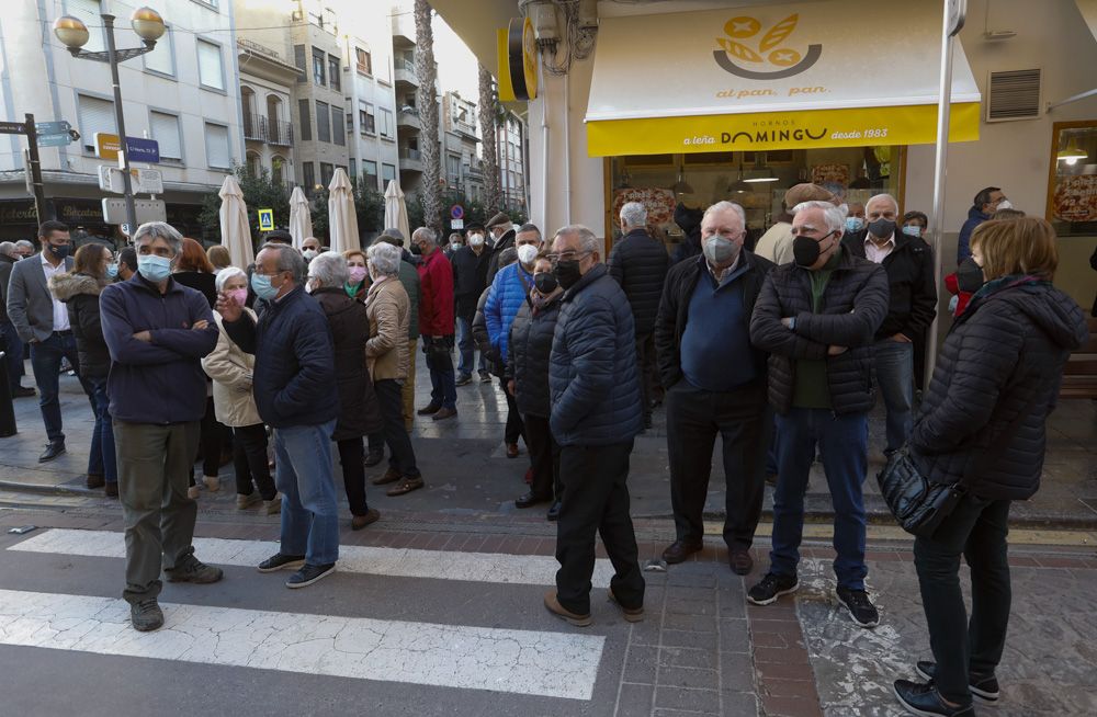 Vecinos de Sagunt protestan por la falta de atención personal en la banca.