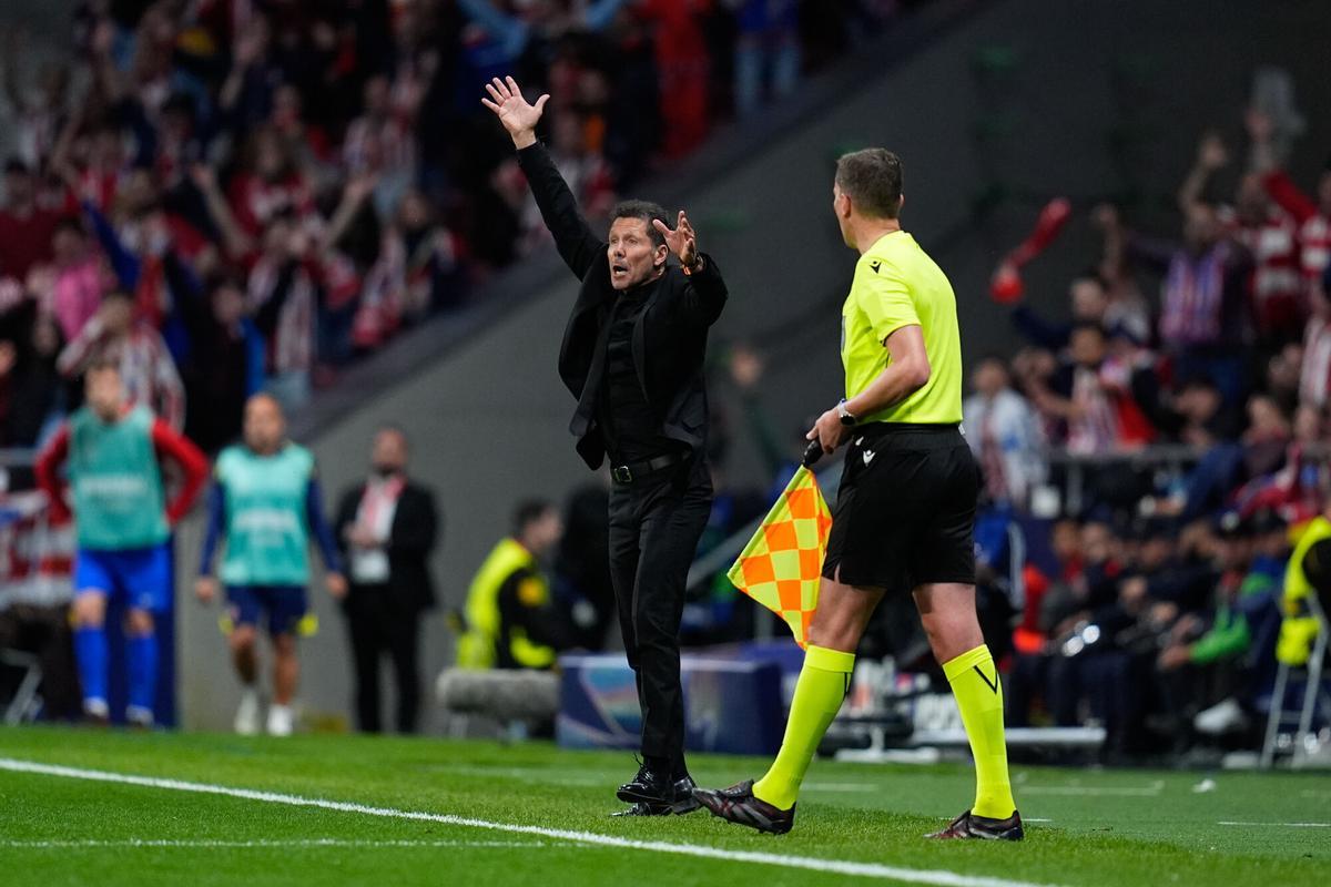 Diego Pablo Simeone, head coach of Atletico de Madrid, protests during the UEFA Champions League 2025/26 League Semi Final First Leg match between Atletico de Madrid and Arsenal FC at Riyadh Air Metropolitano on April 29, 2026, in Madrid, Spain. AFP7 29/04/2026 ONLY FOR USE IN SPAIN. Dennis Agyeman / AFP7 / Europa Press;2026;SOCCER;SPAIN;SPORT;ZSOCCER;ZSPORT;Atletico de Madrid v Arsenal FC - UEFA Champions League 2025/26 League Semi Final First Leg