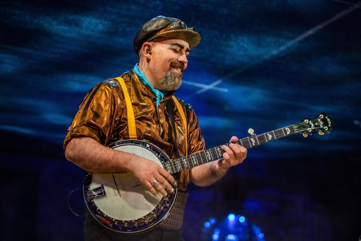 El músico Bruno Esteban Pitarch durante uno de los shows de Kurios.