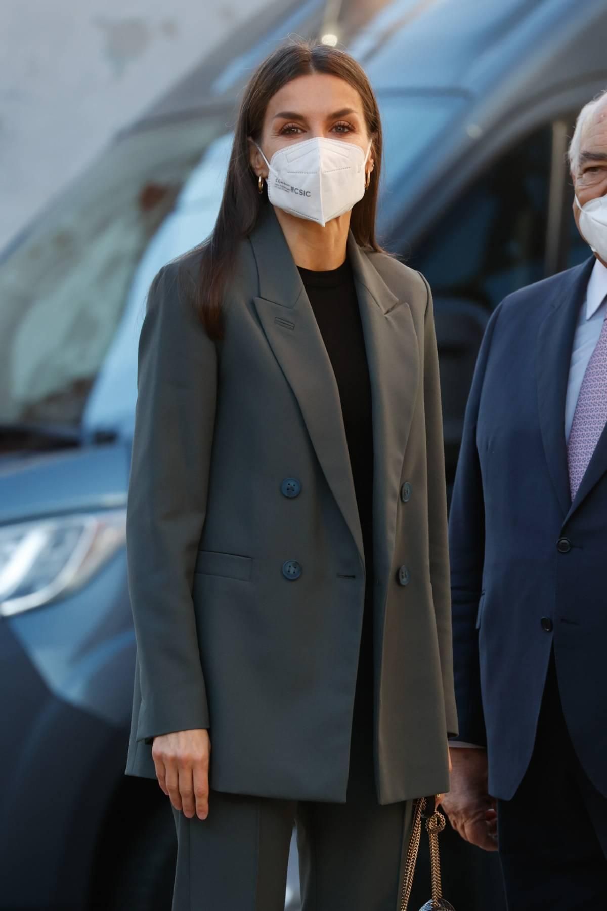 La reina Letizia con traje chaqueta de Bimba y Lola