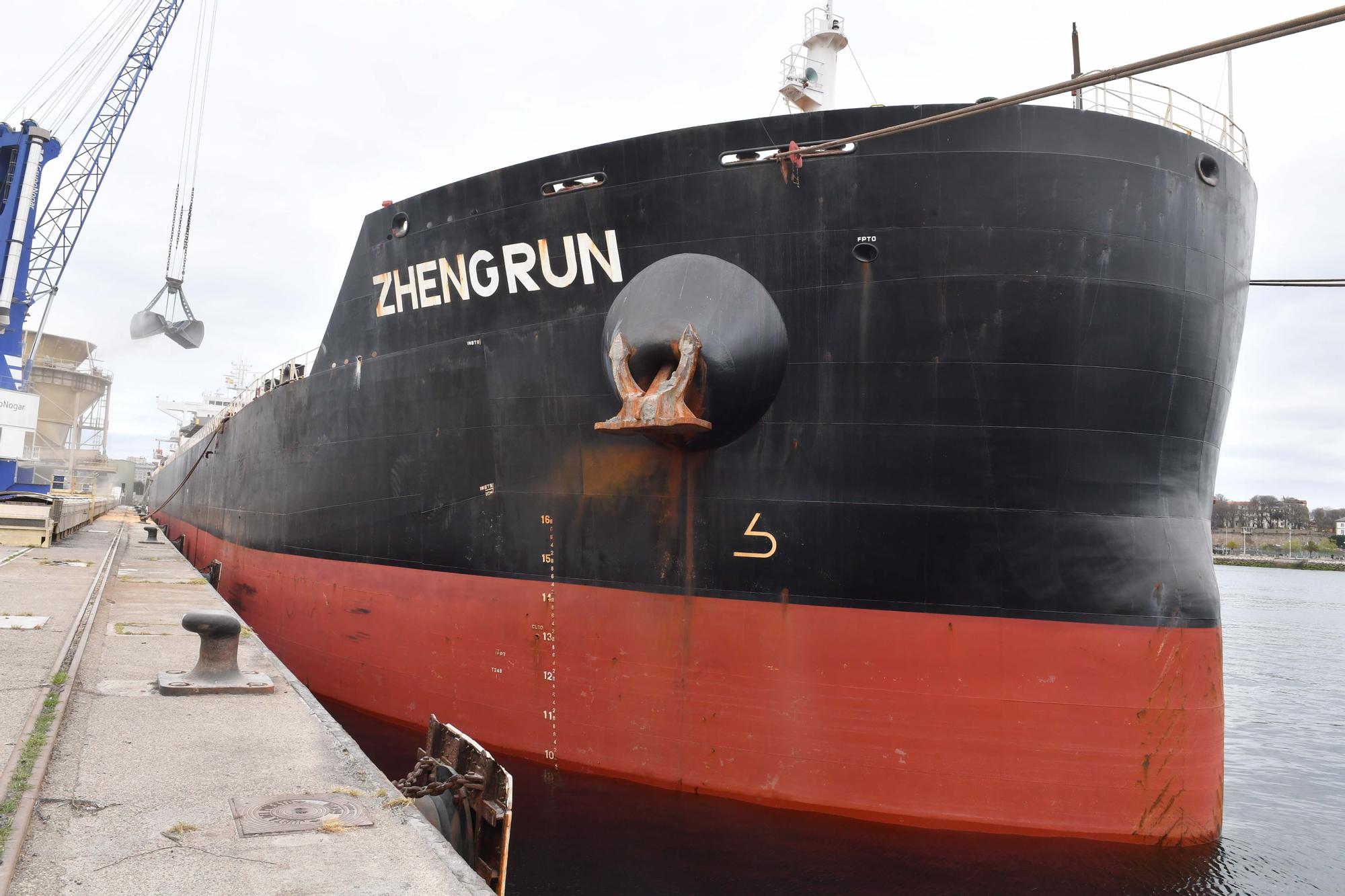 El buque Zheng Run, atracado en A Coruña