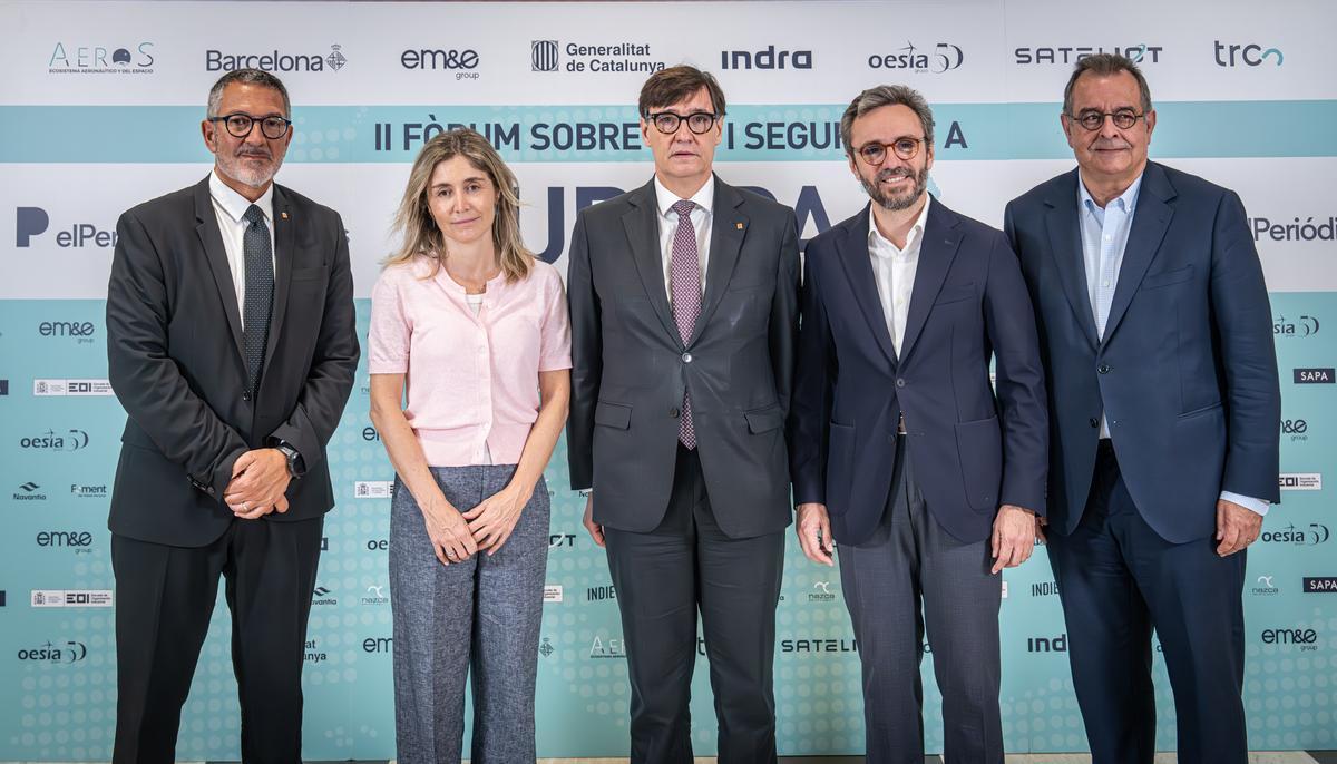 El presidente de la Generalitat, Salvador Illa, junto al conseller de Empresa, Miquel Sàmper; el consejero delegado de Prensa Ibérica, Aitor Moll; la directora editorial del mismo grupo, Ainhoa Moll; y el director de EL PERIÓDICO, Albert Sáez.