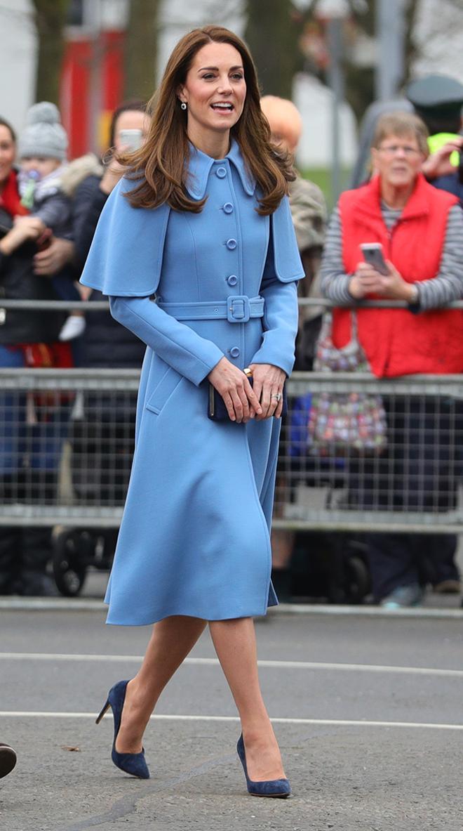 Kate Middleton con abrigo capa en azul pastel de Mulberry