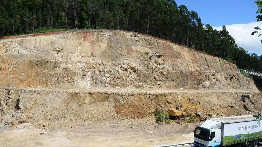 Del gran talud de 50 metros de altura se desmontó más de la mitad del material. // G. Núñez