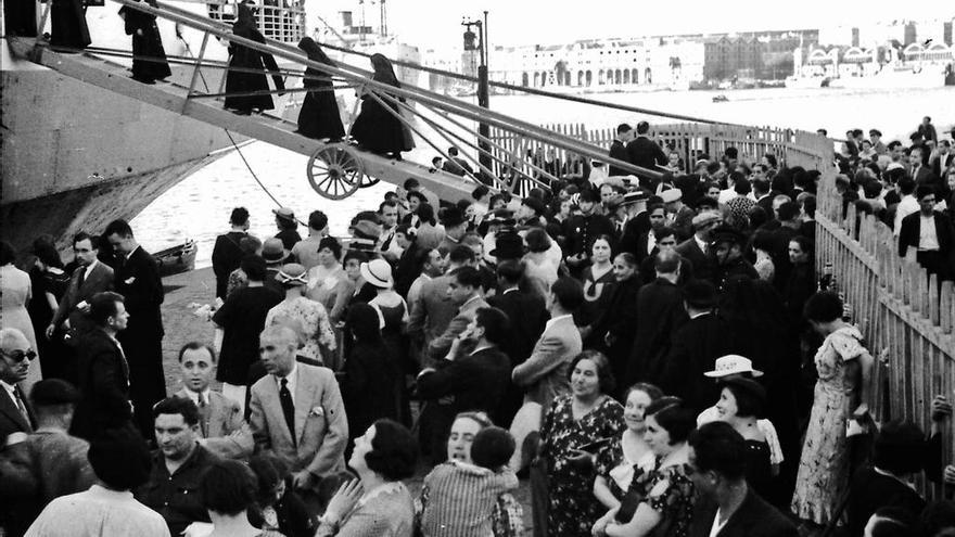 Exiliados de dereitas autorizados a saír desde o porto de Barcelona (xullo de 1936).