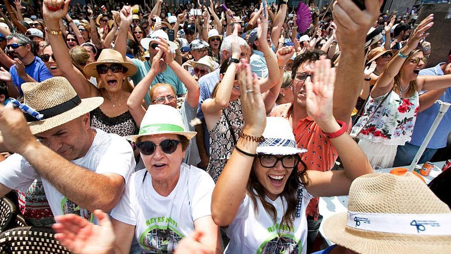 Instante de una multitudinaria mascletà en las últimas Hogueras, celebradas en junio de 2019.