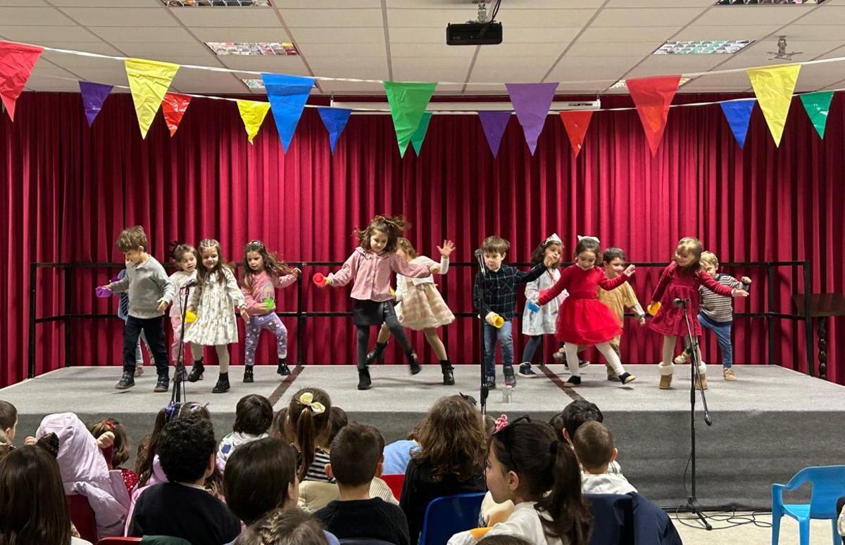 La patrona trae fiesta y baile al Colegio de Lourdes