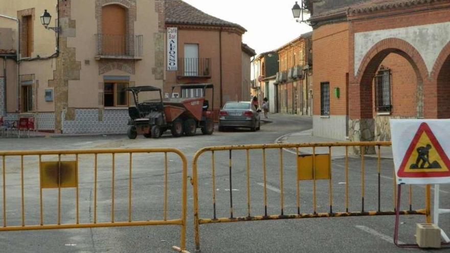 Quejas vecinales por cortes de agua y tráfico en la travesía de Moraleja