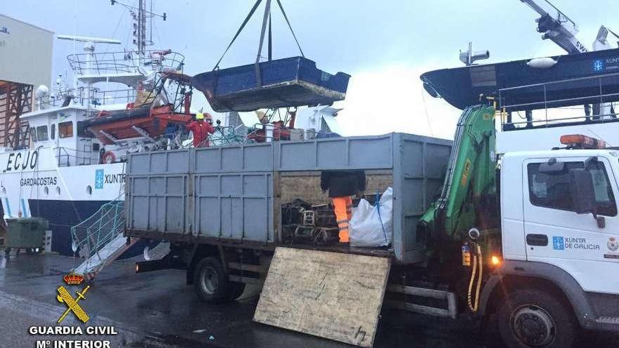 Cargan en un camión la embarcación incautada a los furtivos. // Guardia Civil