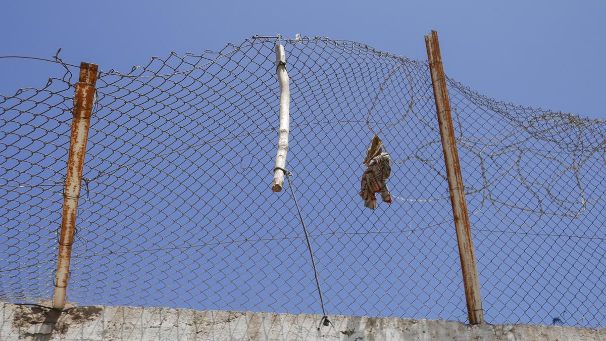 Restos de ropa en una de las zonas desde la que los inmigrantes intentaron saltar la valla de Melilla.